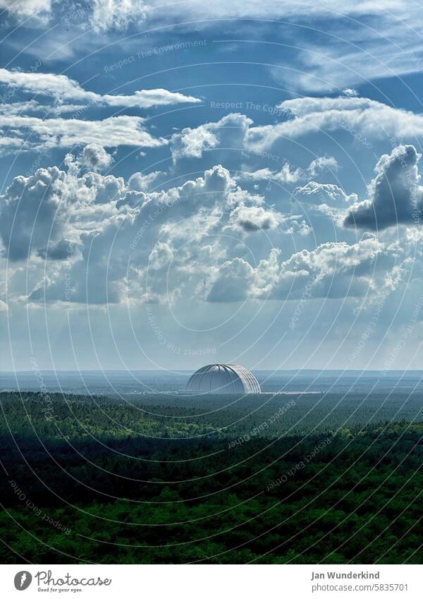 Blick vom Aussichtsturm Wehlaberg auf Tropical Island Brandenburg Natur Landschaft Wolken Spreewald Architektur Umwelt Menschenleer Wald Himmel grün