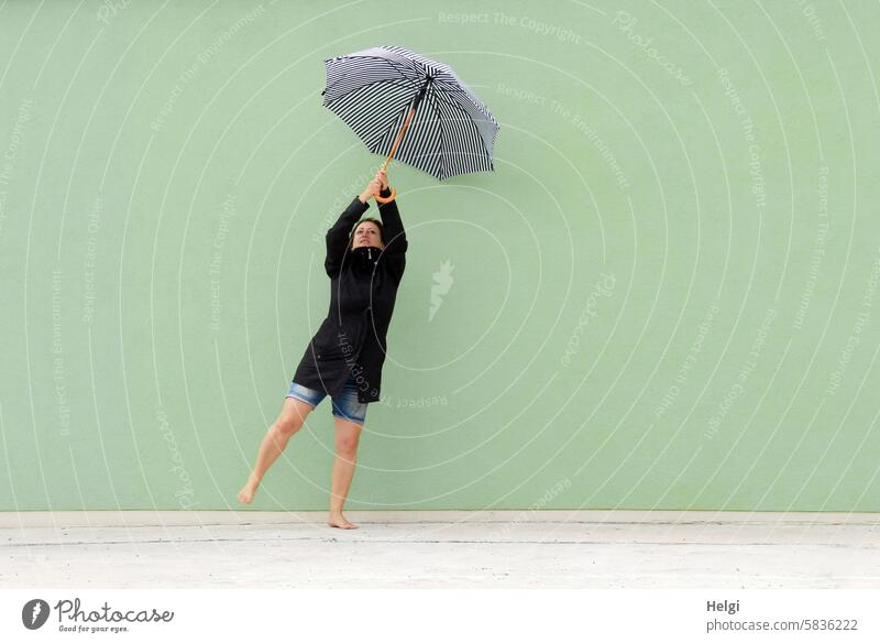 bitti Poppins Mensch Frau Porträt feminin Erwachsene Tanz tanzen Schirm Regenschirm stehen barfuß festhalten Außenaufnahme Lebensfreude Ganzkörperaufnahme
