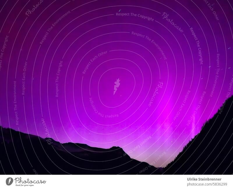 Polarlicht in den österreichischen Alpen Nordlicht Aurora borealis Leuchterscheinung Sonnenwind Sonnenaktivität Sonnensturm Himmel Gargellen Nacht Nachthimmel