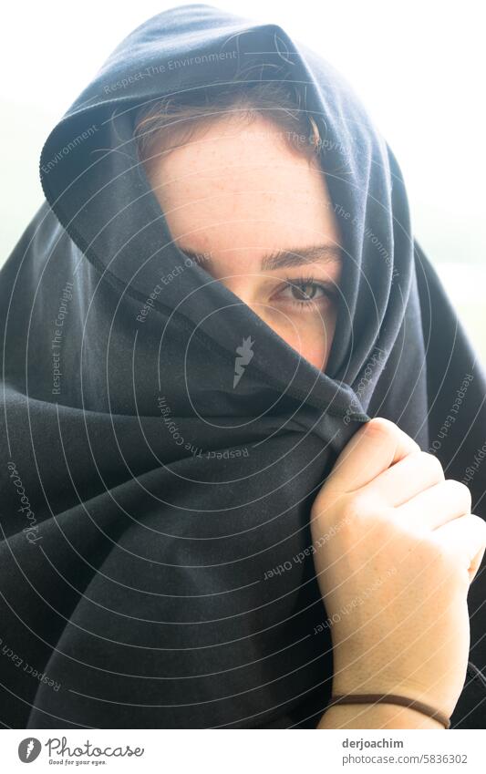 Junge Frau mit verhüllten Tuch über der Kopf,  so dass nur ein Auge zu sehen ist. Kopftuch Erwachsene Farbfoto Porträt Gesicht Mensch Jugendliche Blick Tag