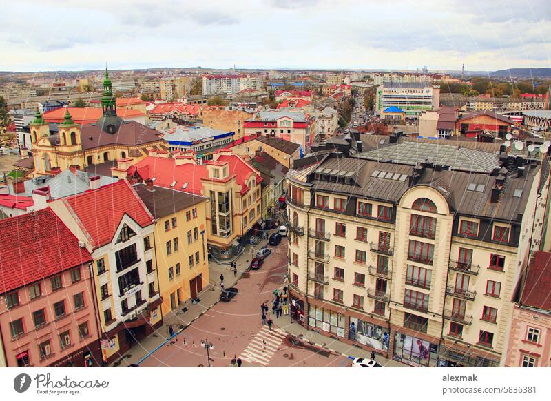 Europäische Stadt. Blick von oben. Iwano-Frankiwsk Großstadt Ansicht Menschen Straße Wolken Architektur Gebäude Ukrainer Cloud Weg aus der Vogelperspektive