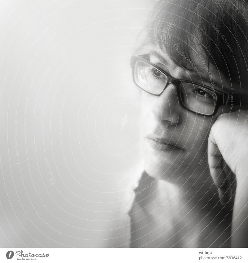 Wie laut muss die Stille noch sein Porträt Frau Brille Brillenträgerin dunkelhaarig nachdenklich nachdenken verträumt Zukunft Denken träumen Gesicht Depression
