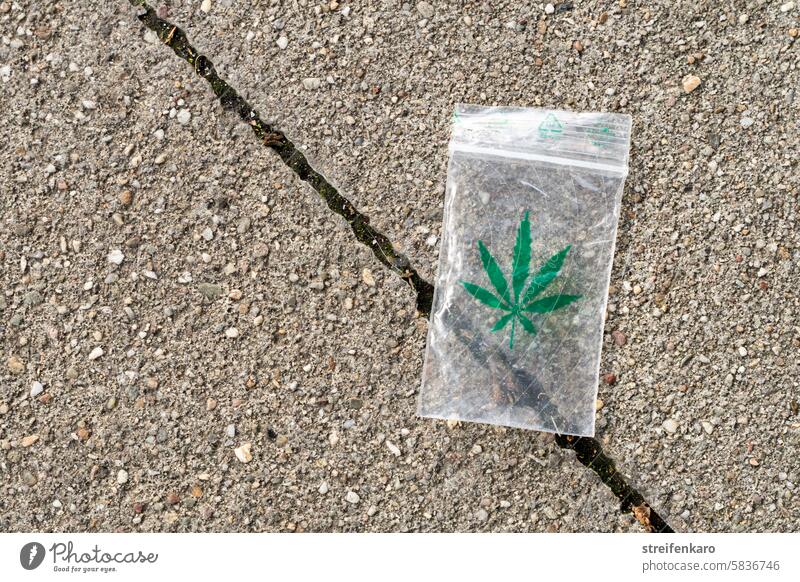 Ein Tütchen? Cannabis Marihuana Drogen weiche Drogen Drogensucht Sucht Rauschmittel Gras Betäubungsmittel Hanf Medikament THC Verpackung Straße Straßenbelag