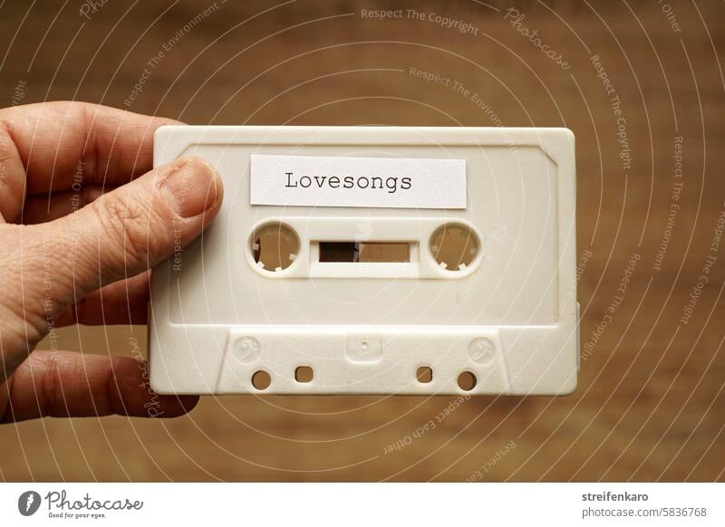 Nostalgie Musikkassette Musikkassetten Liebe Liebeslieder retro analog Tonband alt Medien Tonträger Musik hören altmodisch Stil Kunststoff kultig Design