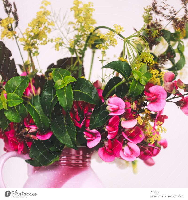 Gartenblumen und Wildpflanzen zusammen in einem Krug Platterbse Duftende Platterbse Blumenstrauß blühen Sommerblumen Sommerpflanzen Vase mit Blumen