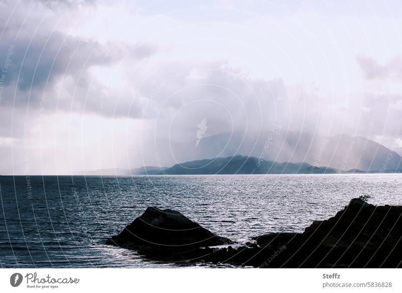 schottische Förde mit Licht und Schatten verträumt Schottland Wasserlandschaft Meeresküste Meereslandschaft Wolken romantisch schottische Natur traumhaft