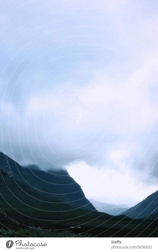 geheimnisvolle schottische Landschaft Tal Geheimnis Himmel bewölkter Himmel Wolken nebelig neblig ruhig hügelig stimmungsvoll Schottland Nebel Hügel Ruhe
