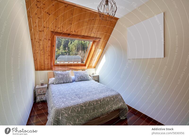 Kleines Schlafzimmer im Dachgeschoss eines Landhauses Innenbereich Design hölzern Zimmerdecke Wald Ansicht Deckenbeleuchtung Fenster Bett gemustert Tagesdecke