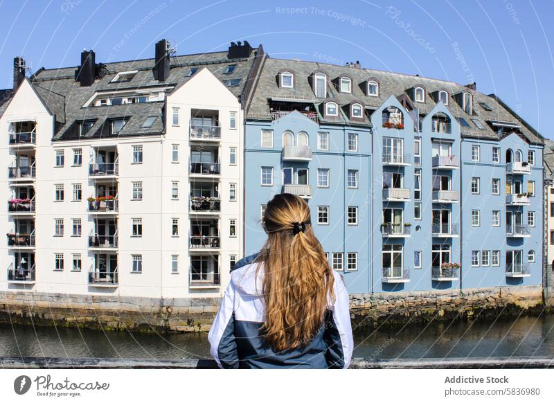 Reisende Frau in der Stadt Alesund an einem sonnigen Sommertag, Norwegen alesund Architektur Jugendstil Anziehungskraft Rücken Gebäude Stadtbild Küste