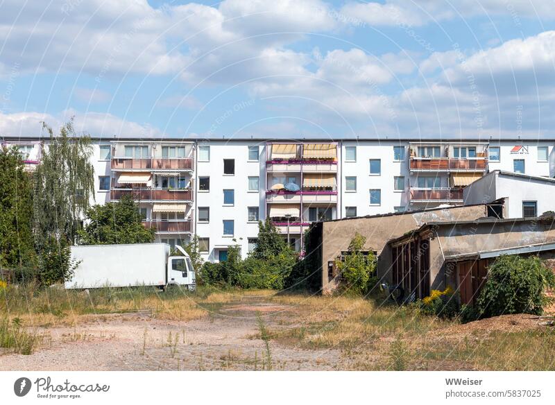 Ein ruhiger Wohnbezirk, in dem es noch bebaubare Grundstücke gibt wohnen Genossenschaft Mehrfamilienhaus Miete mieten Mietwohnung Wohnung Stadt Lage friedlich