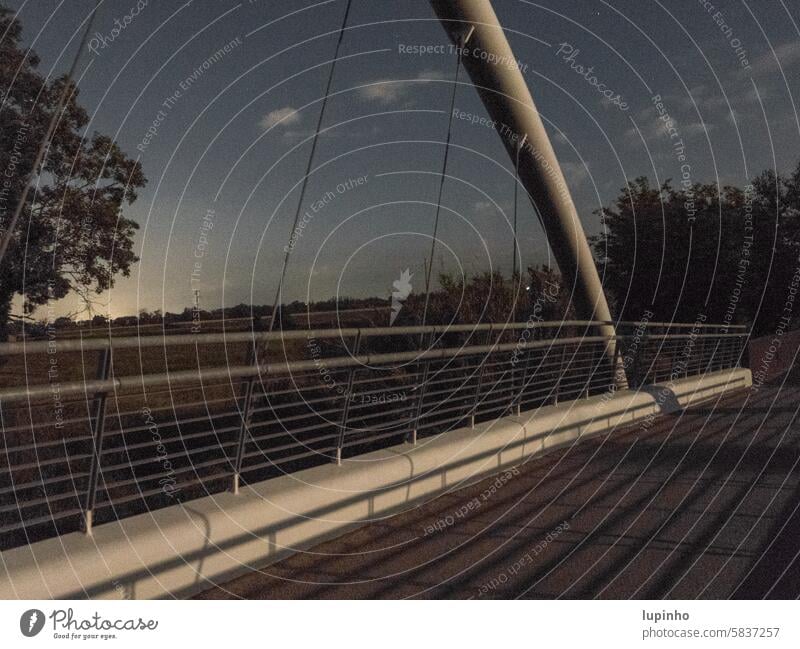 Brücke im Mondlicht Ausschnitt Nachthimmel Wölkchen Linien Schatten Bäume dunkel geheimnisvoll Vollmond Mondschein Italien leuchtet