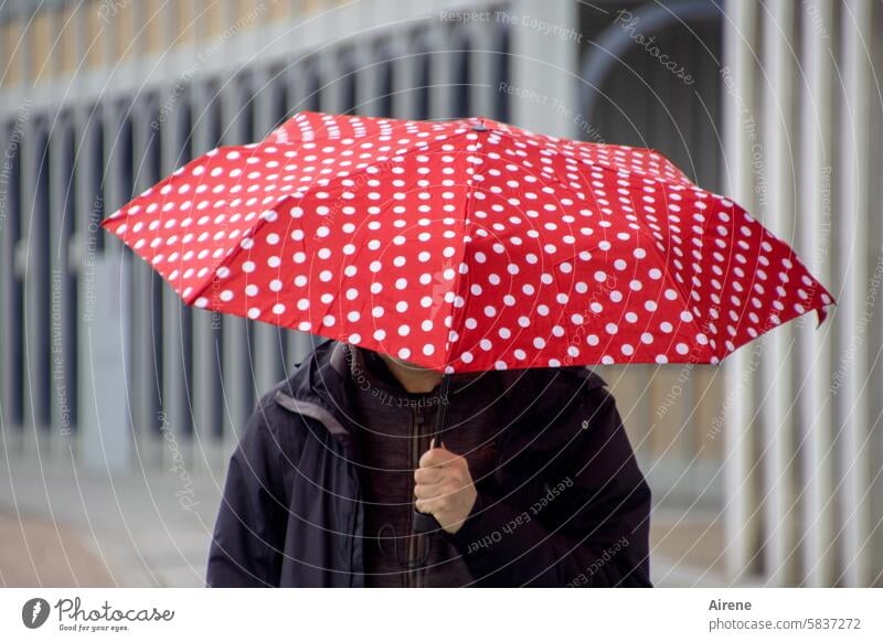 karlsruhelos ... Kopfschutz Schirm Regenschirm Schutz rot Wetterschutz Regenwetter aufspannen halten Rettung beschützen abschirmen retten knallrot