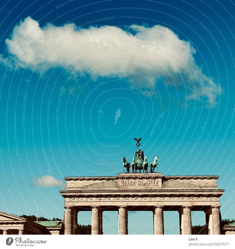 Brandenburger Tor mit blauem Himmel und Wolken in Berlin Deutschland Wahrzeichen Denkmal Quadriga Architektur historisch neoklassisch Symbol