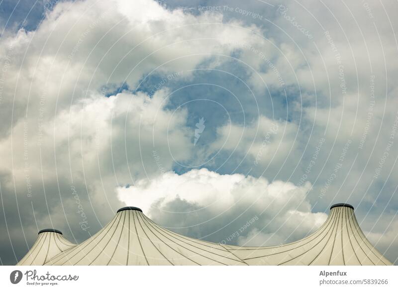 sprichwörtlich | Fliegt der Bauer über´s Dach, ist der Wind weiß Gott nicht schwach Wolken Zelt Zirkuszelt Himmel Veranstaltung Wolkenhimmel Zeltplane Kultur