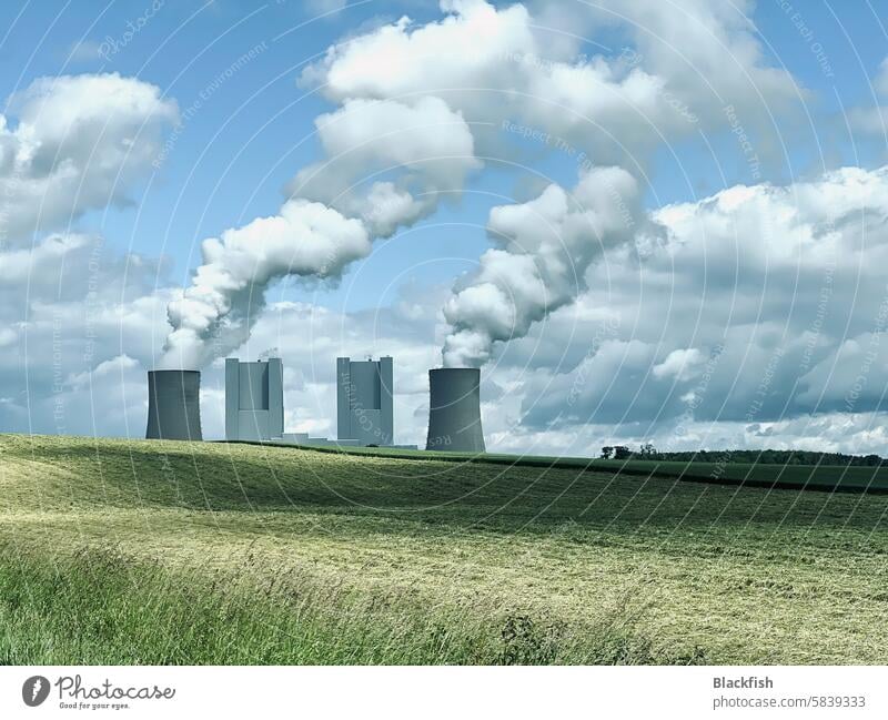 Grüne Natur und Acker mit dampfendem Kraftwerk im Hintergrund Energie Klimawandel Kühlturm Emission Energiewirtschaft Kohlekraftwerk Industrie Braunkohle