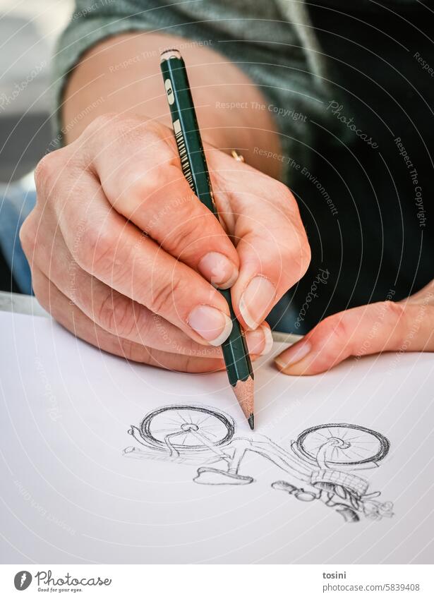 Frau zeichnet mit Bleistift ein Fahrrad auf Papier Kunst Hand zeichnen Fingernagel Kreativität Künstler Freizeit & Hobby Nahaufnahme Maler Farbfoto Zeichnung