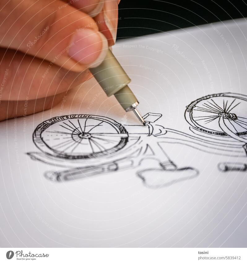 Frau zeichnet ein Fahrrad auf Papier Kunst Hand zeichnen Fingernagel Kreativität Künstler Freizeit & Hobby Nahaufnahme Maler Farbfoto Zeichnung Kunstwerk