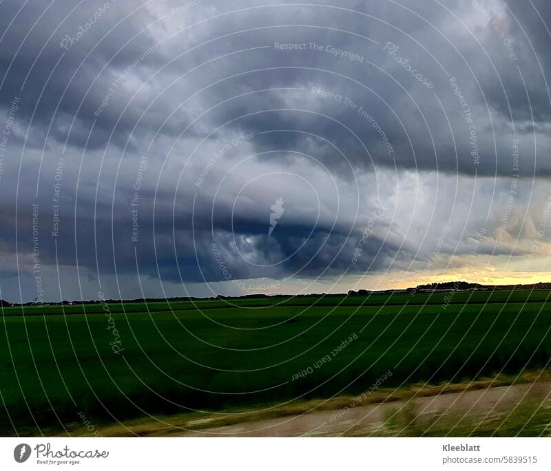 Ein mächtiges Gewitter zieht auf - die Vorboten des Hochwassers Unwetter Sturm Sturmflut Regen Starkregen Wind Orkan Orkanböen b- bedrohlich Außenaufnahme