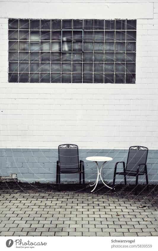 Sitzecke mit Tristesse Pause machen Stuhl Tisch Sitzgelegenheit Glasbausteine Menschenleer