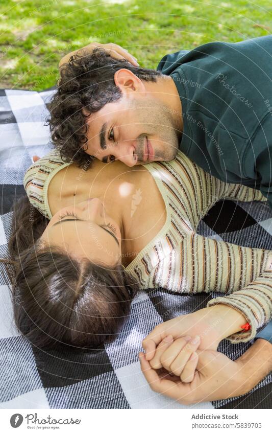 Romantisches Paar entspannt sich auf einer Picknickdecke im Freien Decke sich[Akk] entspannen Park romantisch Liebe jung Streicheln Intimität Zuneigung