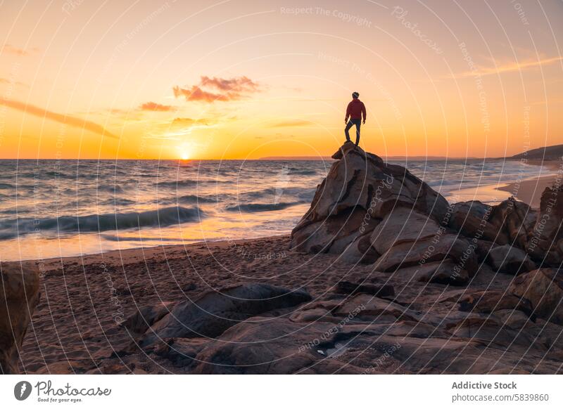 Sonnenuntergangssilhouette eines nicht erkennbaren Mannes am Atlanterra Beach Strand Gesteinsformationen Atlanterra Strand Cadiz Tarifa Zahara de los atunes