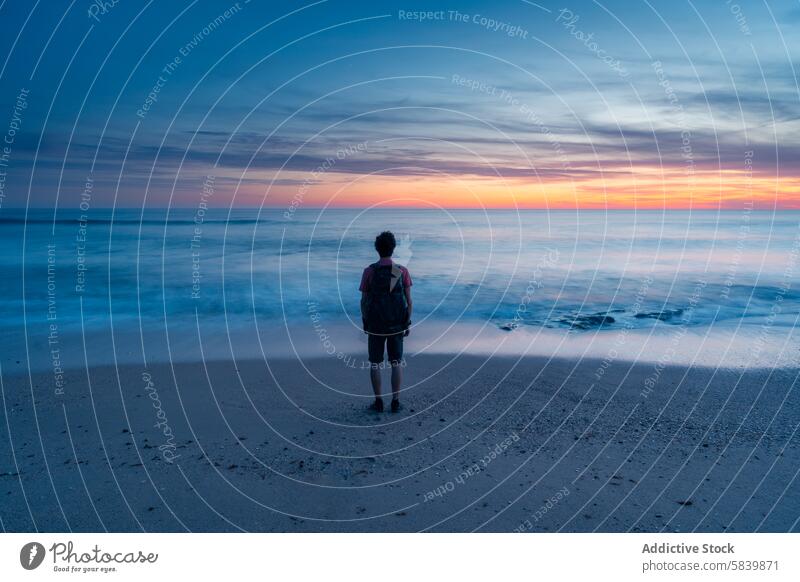 Anonyme Person bewundert den ruhigen Sonnenuntergang am Atlanterra Beach Strand atlanterra Sand Ufer Horizont Cadiz Tarifa Gelassenheit Abenddämmerung Meer
