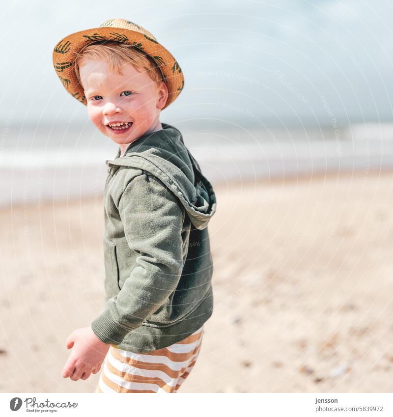 Kleiner Junge am Strand lacht in die Kamera Urlaub Urlaubsstimmung Fröhlichkeit Ferien & Urlaub & Reisen Sommer Sommerurlaub Strandleben Kind fröhlich