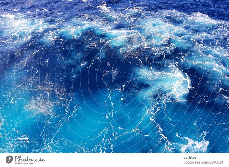 Neptun macht heute blau Meer Wellen Gischt Schaum Schaumkrone Blau Mittelmeer Sturm Kreuzfahrt