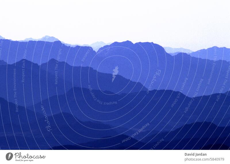 dunkelblau bis hellblaue Bergreihen Berge blaues Gebirge ruhig blaue Landschaft