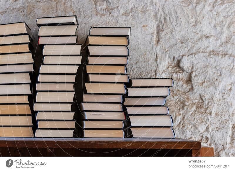 Bücherstapel gebraucht gebrauchte Bücher antiquarisch antiquarische Bücher Bildung Buch lesen Literatur Lesestoff Büchersammlung Wissen Studium Information