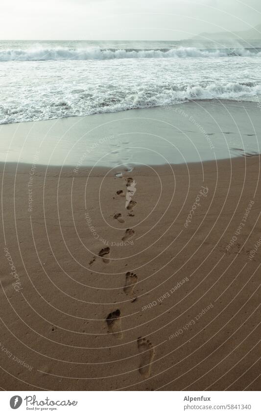 menschliche Fußspuren im Sandstrand die in den Atlantik führen Selbstmordversuch Selbstmordgedanken Selbsttötung Strand Meer Fusspuren Wasser Spuren Abdrücke