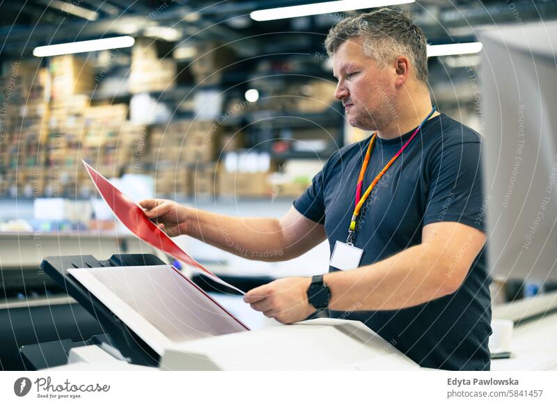 Mann bei der Arbeit in einer Druckerei Business Mitarbeiter Fabrik männlich industriell Industrie Job Güterverkehr & Logistik Herstellung Beruf Menschen