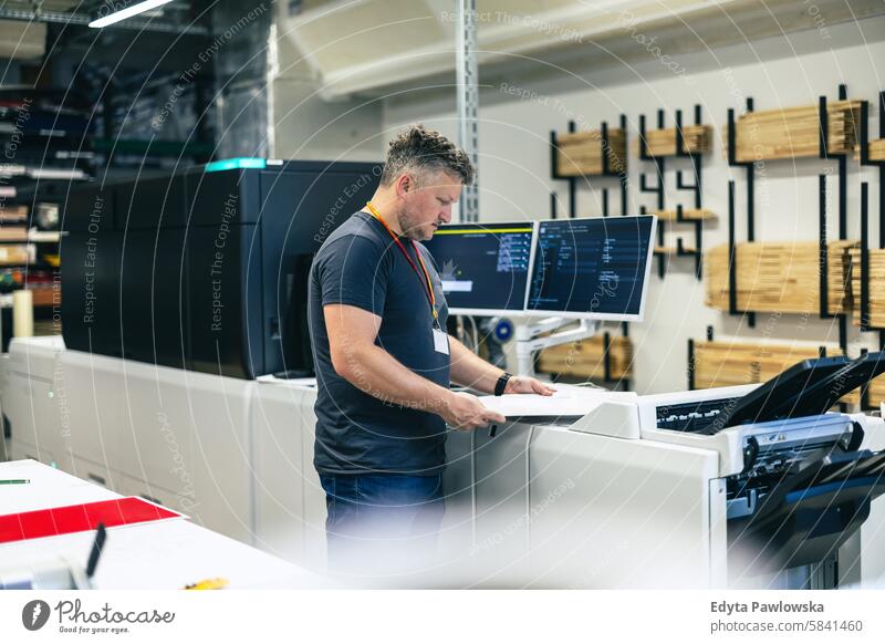 Mann bei der Arbeit in einer Druckerei Business Mitarbeiter Fabrik männlich industriell Industrie Job Güterverkehr & Logistik Herstellung Beruf Menschen