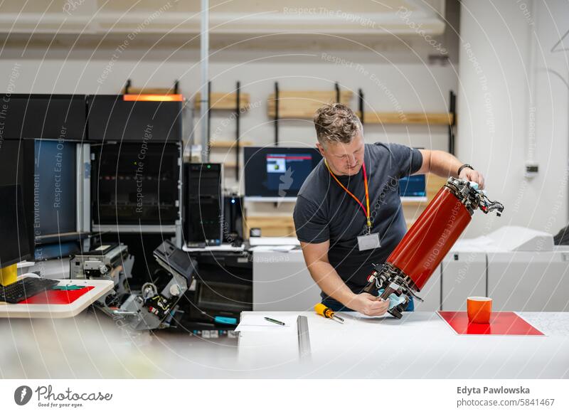 Wartungstechniker in einer Druckerei, der Maschinen repariert Flugzeugwartung Fixierung reparierend Techniker Ingenieur kompetent Elektronikindustrie