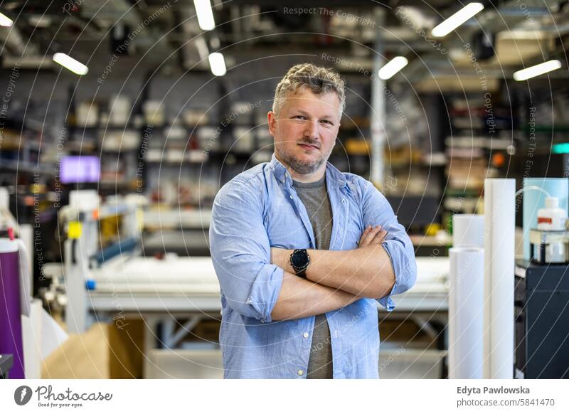 Mann bei der Arbeit in einer Druckerei Business Mitarbeiter Fabrik männlich industriell Industrie Job Güterverkehr & Logistik Herstellung Beruf Menschen