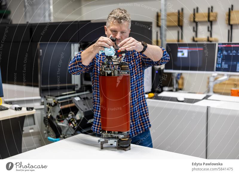 Wartungstechniker in einer Druckerei, der Maschinen repariert Flugzeugwartung Fixierung reparierend Techniker Ingenieur kompetent Elektronikindustrie