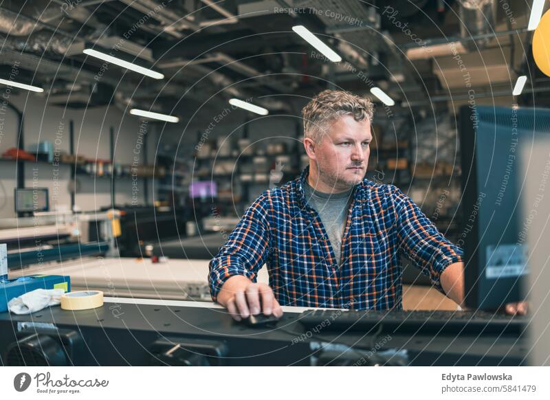 Mann bei der Arbeit in einer Druckerei Business Mitarbeiter Fabrik männlich industriell Industrie Job Güterverkehr & Logistik Herstellung Beruf Menschen