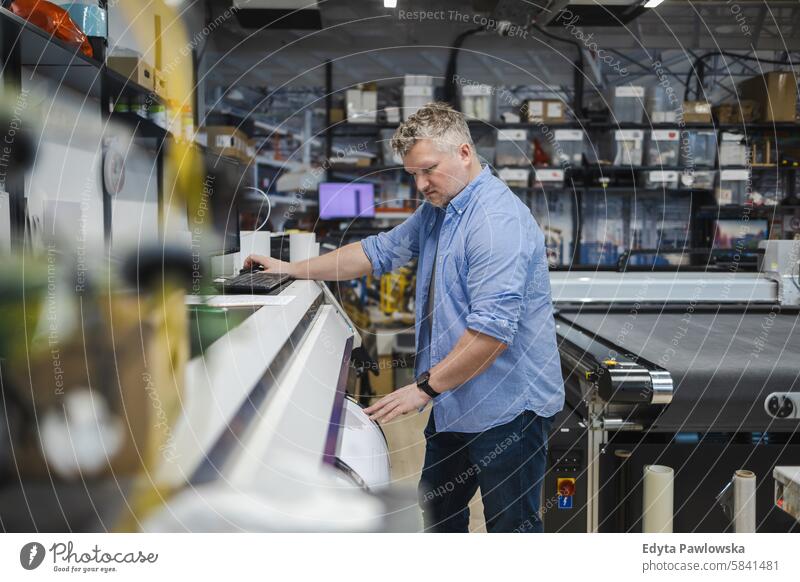 Mann bei der Arbeit in einer Druckerei Business Mitarbeiter Fabrik männlich industriell Industrie Job Güterverkehr & Logistik Herstellung Beruf Menschen