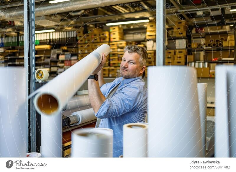 Mann bei der Arbeit in einer Druckerei Business Mitarbeiter Fabrik männlich industriell Industrie Job Güterverkehr & Logistik Herstellung Beruf Menschen