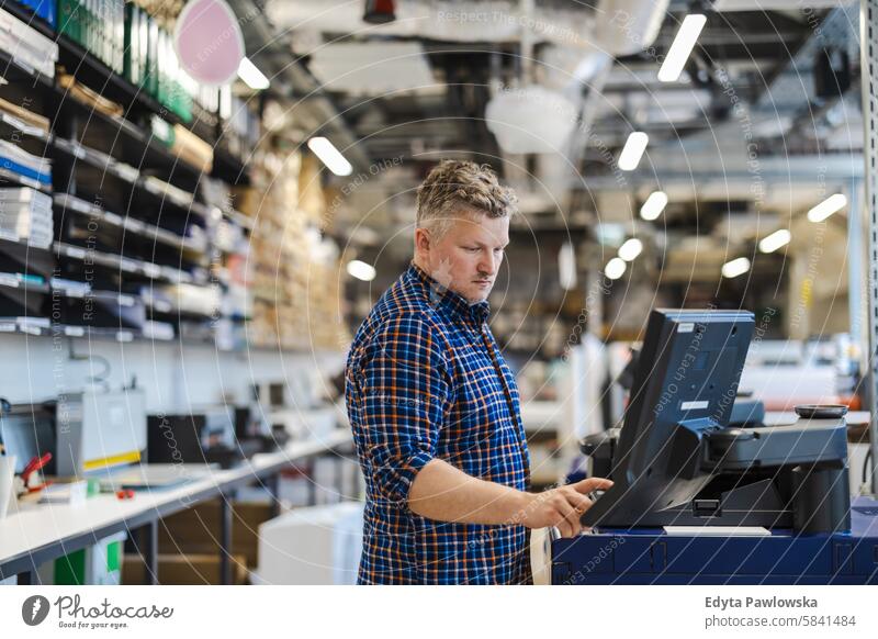 Mann bei der Arbeit in einer Druckerei Business Mitarbeiter Fabrik männlich industriell Industrie Job Güterverkehr & Logistik Herstellung Beruf Menschen