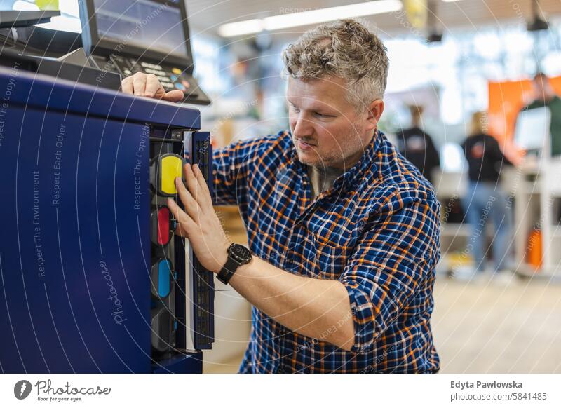 Mann bei der Arbeit in einer Druckerei Business Mitarbeiter Fabrik männlich industriell Industrie Job Güterverkehr & Logistik Herstellung Beruf Menschen