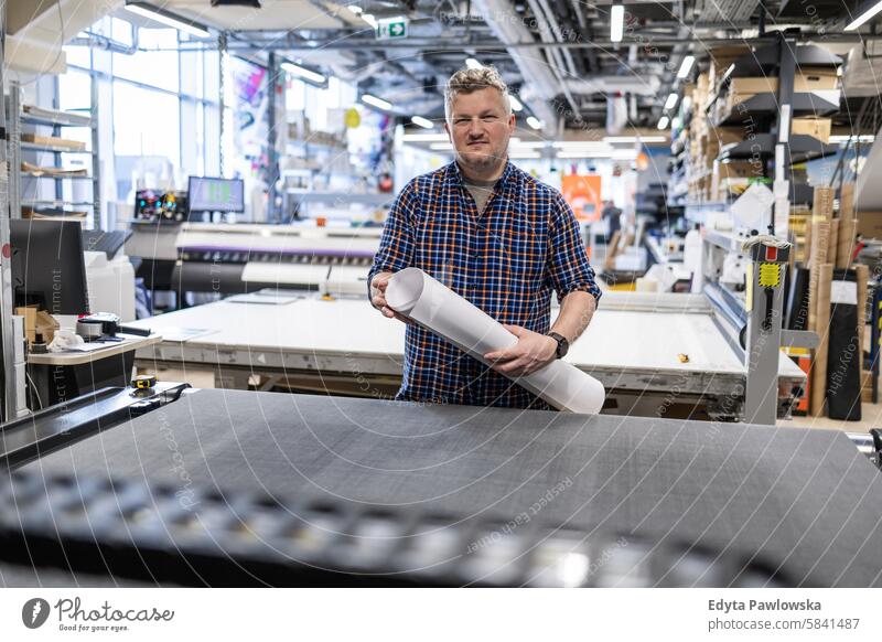 Mann bei der Arbeit in einer Druckerei Business Mitarbeiter Fabrik männlich industriell Industrie Job Güterverkehr & Logistik Herstellung Beruf Menschen