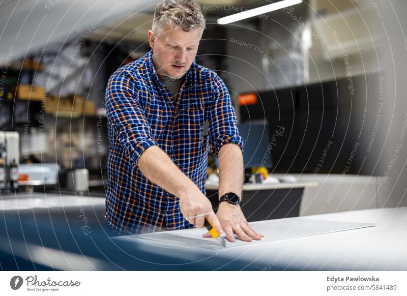 Mann bei der Arbeit in einer Druckerei Business Mitarbeiter Fabrik männlich industriell Industrie Job Güterverkehr & Logistik Herstellung Beruf Menschen