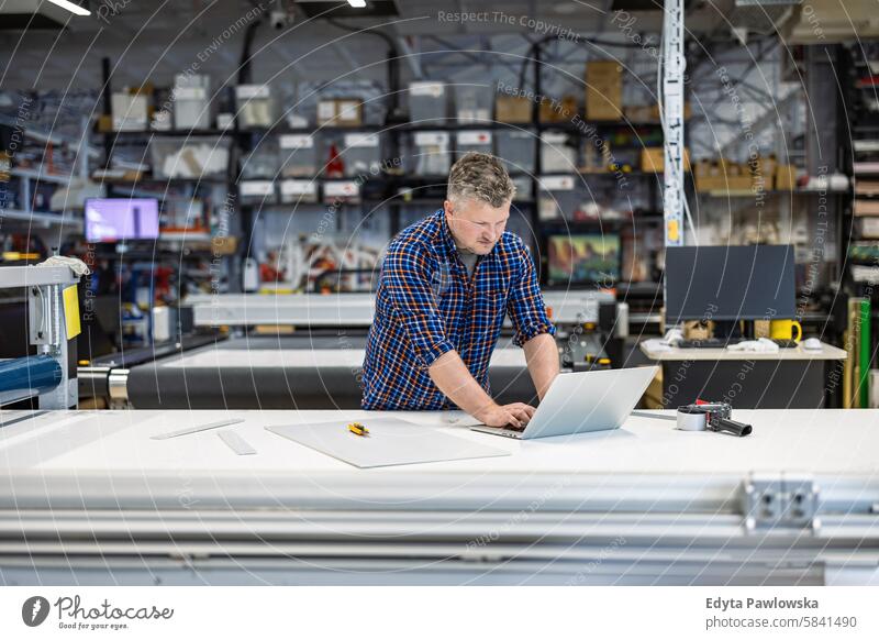 Mann bei der Arbeit in einer Druckerei Business Mitarbeiter Fabrik männlich industriell Industrie Job Güterverkehr & Logistik Herstellung Beruf Menschen