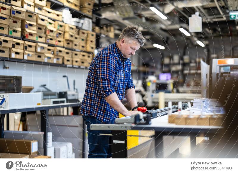 Mann bei der Arbeit in einer Druckerei Business Mitarbeiter Fabrik männlich industriell Industrie Job Güterverkehr & Logistik Herstellung Beruf Menschen