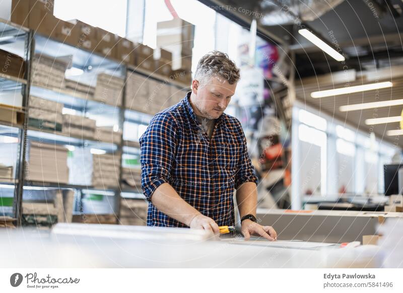 Mann bei der Arbeit in einer Druckerei Business Mitarbeiter Fabrik männlich industriell Industrie Job Güterverkehr & Logistik Herstellung Beruf Menschen