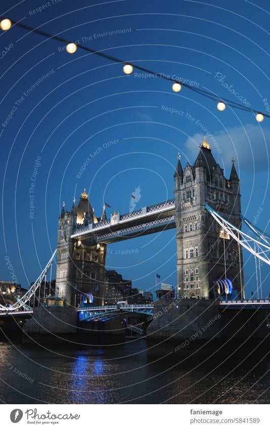 Schönste Brücke Tower Bridge London Kapital Themse Fluss Tourismus nachts Nachtleben Lichterkette