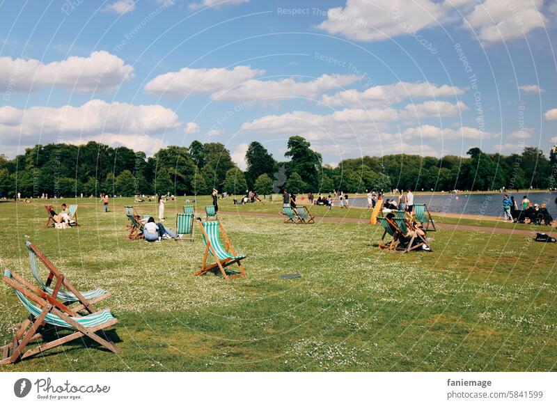 Kensington Gardens Liegestühle am See liegestühle Liegewiese Sommer gestreift rasen Wiese englischer Rasen Englischer Garten sehen freizeit wolken bewölkt