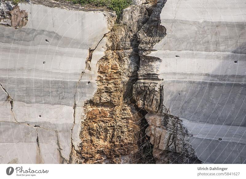 Marmorstruktur in natürlicher Umgebung,in der Mitte unterbrochen Gestein Struktur Muster Oberfläche Stein Steinbruch grau Material Felsen Detail Natur Textur