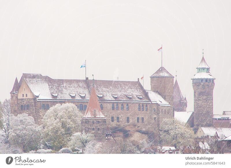 Nürnberger Burg  teilweise mit Schnee bedeckt in winterlichen Pastelfarben Winter reduzierte Farben Kälte Tourismus Sehenswürdigkeit Deutschland Wahrzeichen